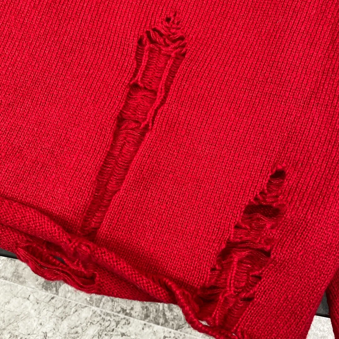 P230 High-quality Chrome Hearts CH Chrome Hearts patchwork cross hole knitted sweater pullover. The popular style is the same for men and women. It is matched with black and white. It looks good in real life. The upper body is good-looking. It looks good in daily wear. It is even more photogenic. It’s hard not to buy it. Buy it for me!!! Believe me, no one can refuse such a long Chrome Hearts jacket. The version has been expanded based on the old version. The upper body is loose and stylish, and the hem is expanded to a casual design. Fat people look extremely slim, thin people have limited height and high-end. Ten thousand yuan ZP printing, 1:1 perfect restoration, looks good when worn alone or stacked, can be easily controlled by both men and women. If you care more about quality, you must also respect the price. It is completely different from the thin see-through bottoms and junk products on the market that pill when worn. If the style makes you shine at a glance, then quality is what you should pay more attention to. Compared with price, we focus on quality. Customers who have received my products all know it. ️️️ Sweaters on the market are generally made of bract core yarn. We use modal. The advantages over core-spun yarn are very intuitive: high cost, high price, high density, relatively expensive for developers, and let us make a lot less money. In addition, it is delicate, has no scum on the upper body, resists pilling, and is high-end. We are conscientious sellers and do not use core-spun yarn. Apart from being cheap, core-spun yarn is really useless. It shrinks, pills, hooks, and makes people pierced. He is proficient in everything. It is 2024. Who doesn’t want to look decent when they go out? Quality determines the upper body effect. No matter how bad the quality, the best style is still the temperament of the urban-rural fringe. We only do long-term business. Quality determines character. Take it back and wear it with confidence and wash it. The quality of the pattern will definitely make your eyes shine. We only make the right version of high quality. We make high-end hard goods. Reject junk goods and reject fast food. Conscientious quality and conscientious price. You deserve it!  Color: Black White Gray Red Size: S M L